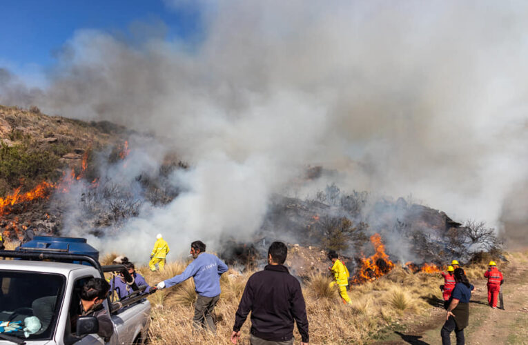 Continúa activo el incendio en un paraje cercano a El Trapiche