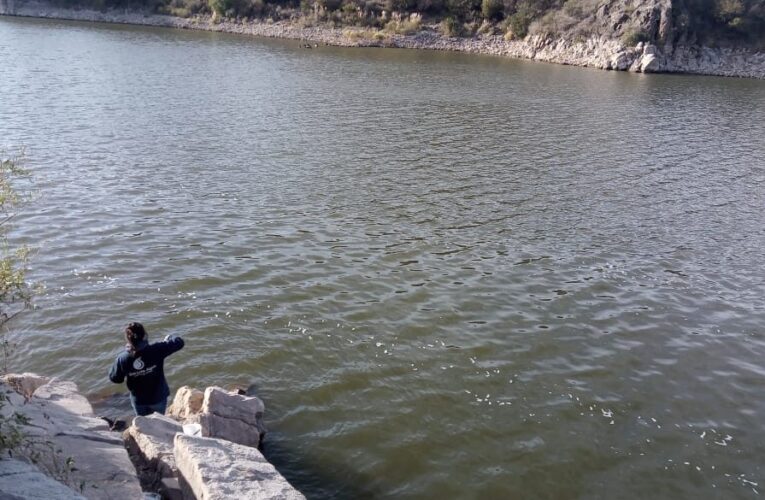 San Luis Agua tomó muestras del dique Cruz de Piedra