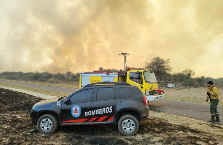 Bomberos y brigadistas siguen combatiendo el incendio en el departamento San Martín