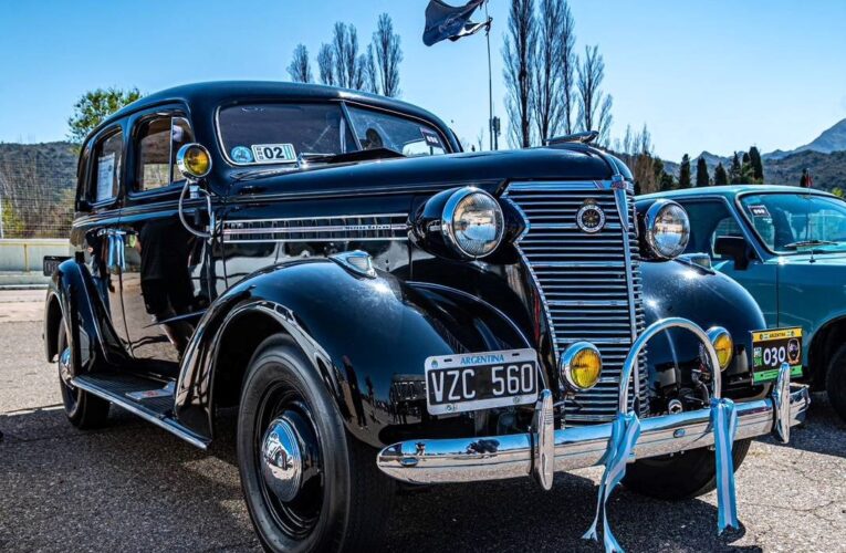 Colorido encuentro de autos clásicos y motos vintage