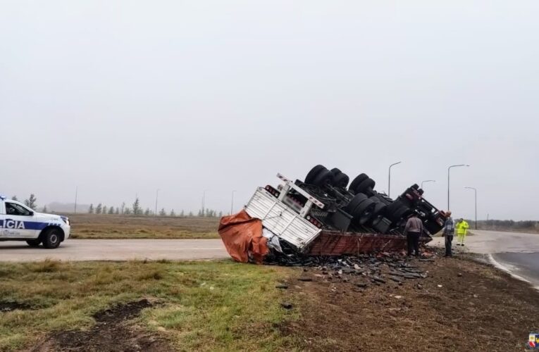 Villa Mercedes: un camión volcó en la rotonda de la ruta nacional 8 y Circunvalación