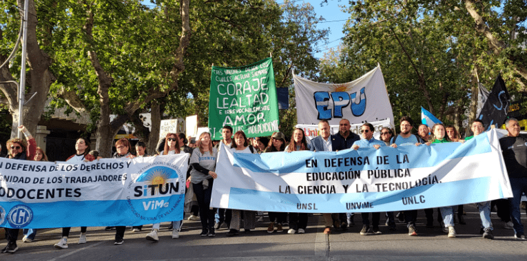 Una multitud se movilizó en Villa Mercedes en defensa de la educación pública