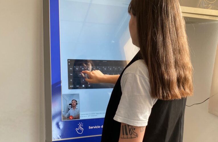 Edesal colocó un «tótem» en Buena Espereza para facilitarle tramites y consultas a los clientes