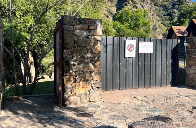 Polémica por el portón del Hotel Paso del Cóndor: Según el Defensor del Pueblo de la Provincia: «el camino en cuestión se encuentra bajo jurisdicción comunal»