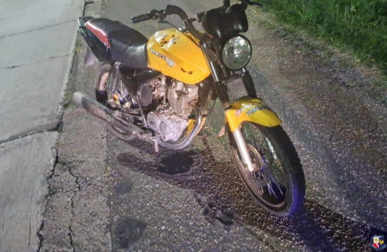 Se accidentó una pareja que viajaba con su bebé en una moto