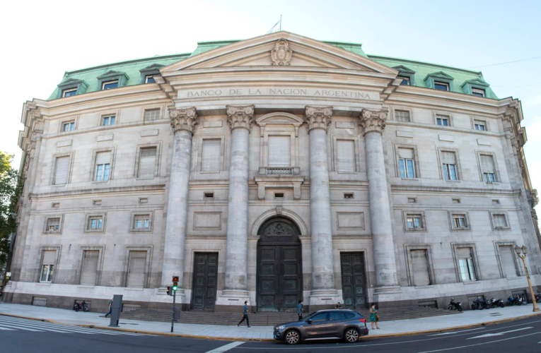 Milei firmó el decreto que transforma al Banco Nación en una sociedad anónima