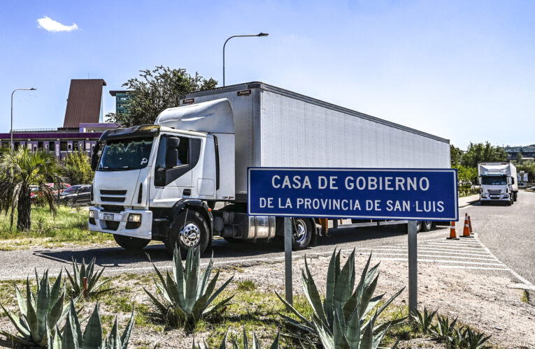 Partieron desde San Luis hacia Bahía Blanca dos camiones con alimentos, agua y colchones