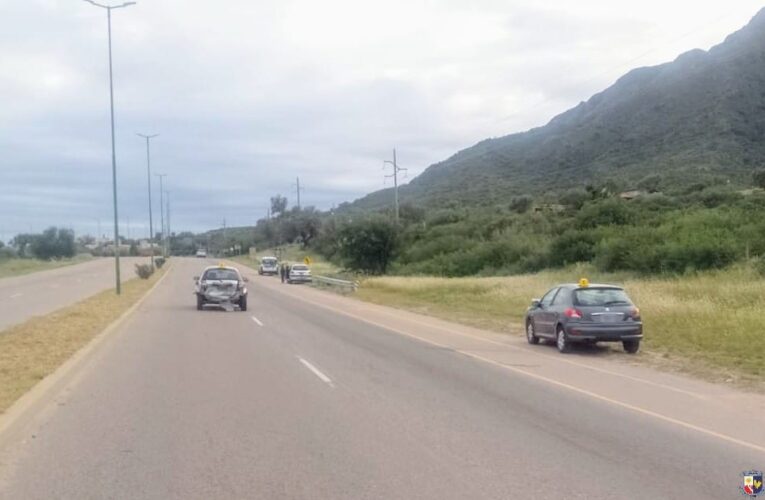 A causa de un reductor de velocidad, dos vehículos chocaron en la Autopista 25 de Mayo