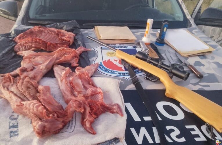 La Policía sorprendió a cazadores furtivos que tenían animales silvestres faenados y un arma de fuego sin documentación