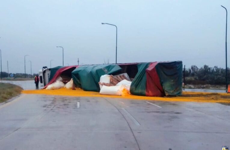 Villa Mercedes: un hombre resultó lesionado tras el vuelco de un camión en la rotonda de la ruta nacional 8 y Circunvalación