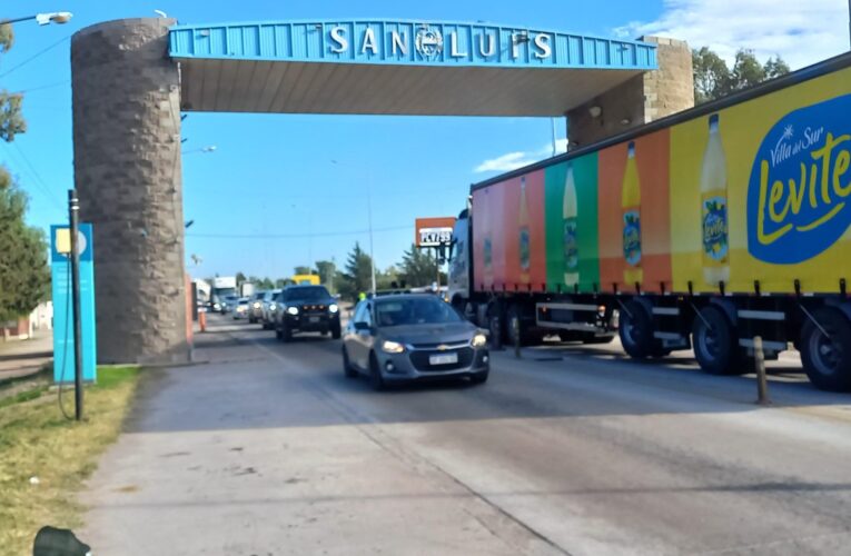 Miles de personas ingresaron a San Luis para participar de la festividad en Villa de la Quebrada