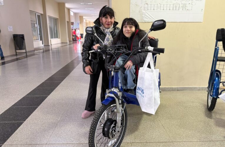 La Toma: Tres estudiantes recibieron bicicletas TuBi adaptadas