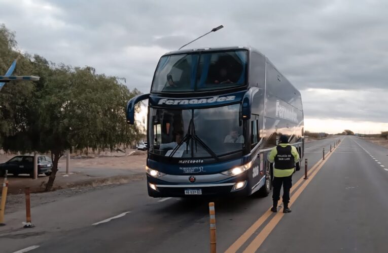 Refuerzan controles policiales en rutas de San Luis por paso de micros hacia movilización en Buenos Aires