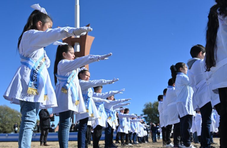 Alumnos prometieron amor y respeto por la Patria en el Monumento a la Bandera