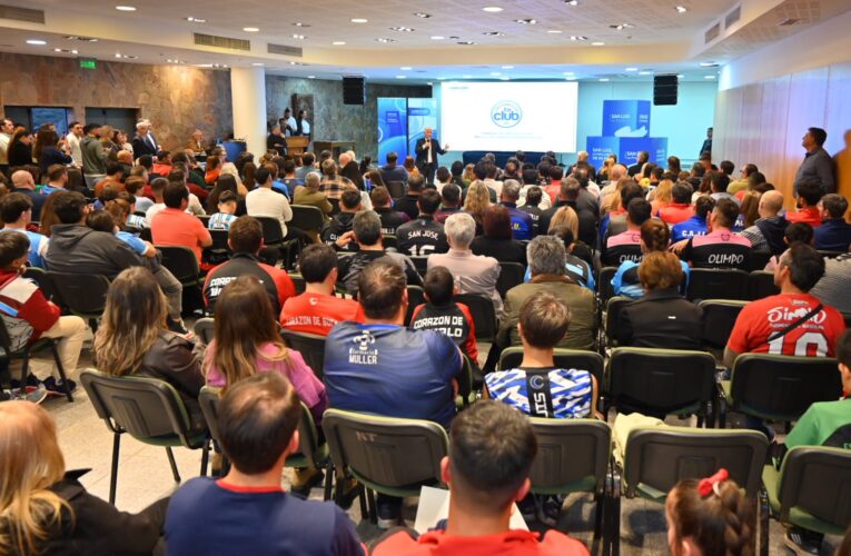 Poggi entregó certificados a 48 entidades deportivas del programa ‘Creciendo con tu Club’