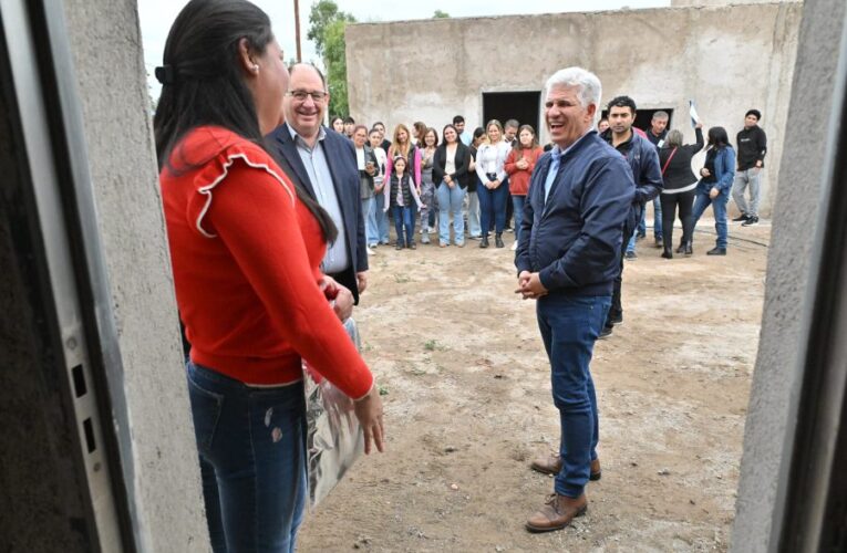 Dptos. Ayacucho y Belgrano. Familias de tres localidades recibirán su vivienda este viernes