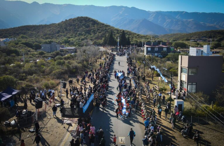 Con un multitudinario desfile, homenajearon al Padre de la Patria en Villa de Merlo