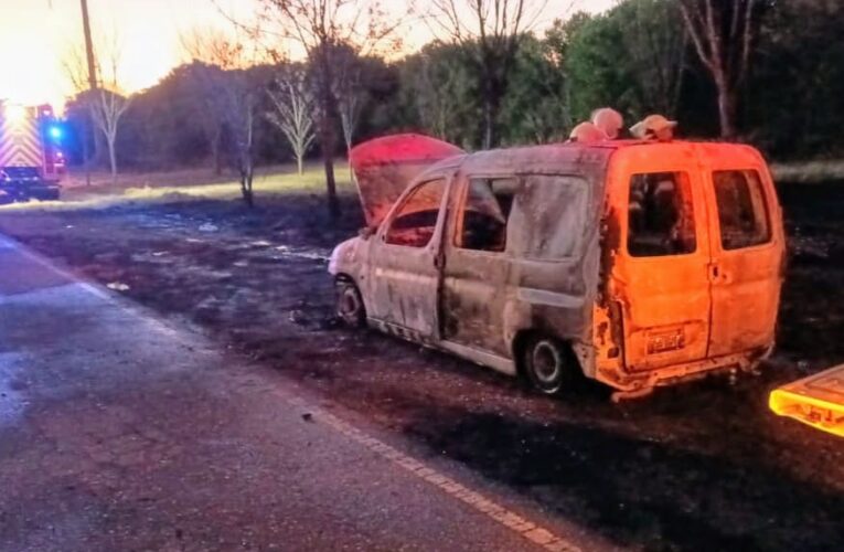 Villa de Merlo: un vehículo se incendió tras un desperfecto mecánico