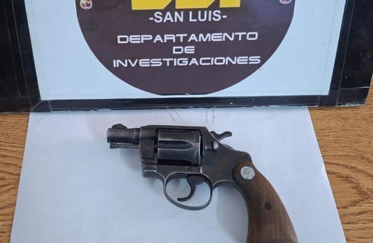 Juana Koslay: La Policía secuestró un arma de fuego que era ofrecida a la venta por WhatsApp