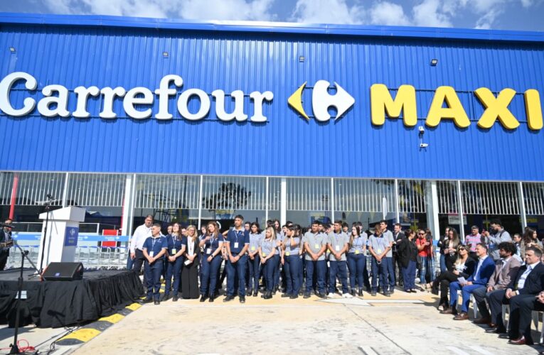 Poggi participó de la inauguración de Carrefour Maxi, que incorpora 104 puestos de trabajo