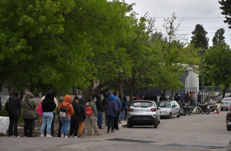 Largas filas en Juana Koslay por la convocatoria para trabajar en el Centro de Monitoreo Municipal