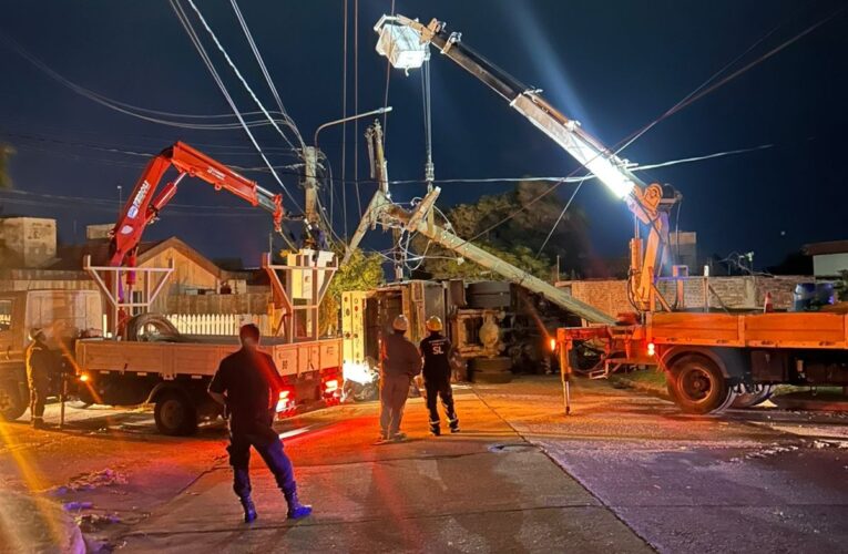 San Luis: en el Barrio Cerro de la Cruz un camión chocó un poste y dejó sin luz a la zona