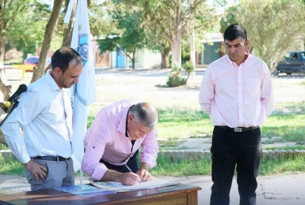 Beazley: Asumió el nuevo intendente en un municipio sin luz y conectado a la casa de una vecina