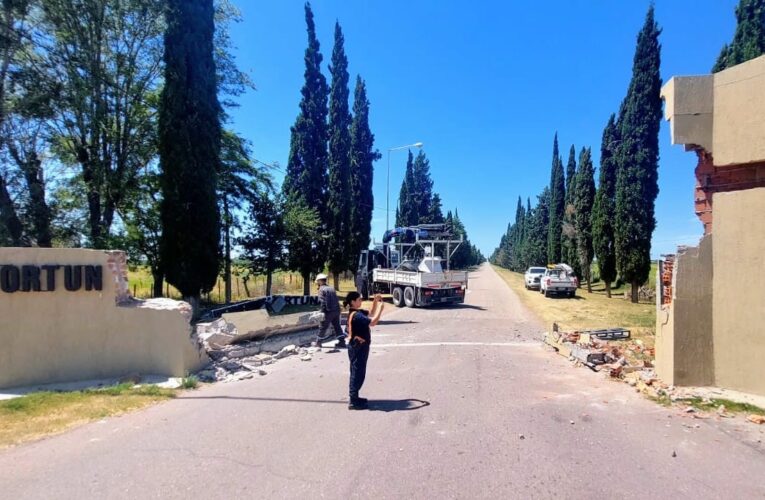 Fortuna: un camión grúa provocó daños en el ingreso a la localidad