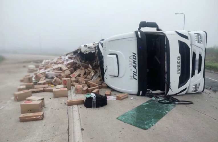 Villa Mercedes: volcó un camión en la rotonda de avenida Circunvalación y ruta nacional 8