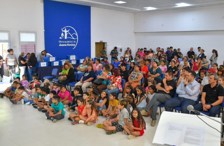 Juana Koslay entregó 500 guardapolvos para acompañar el inicio de clases
