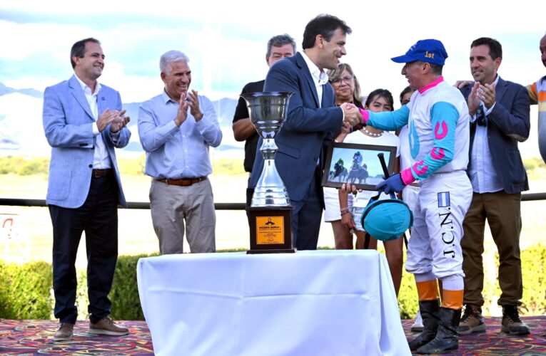 El Gobernador coronó al ganador del Gran Premio Vicente Dupuy