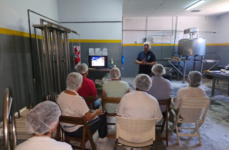 La fábrica La Primavera de Nogolí capacitó a vecinos y personal en producción de quesos