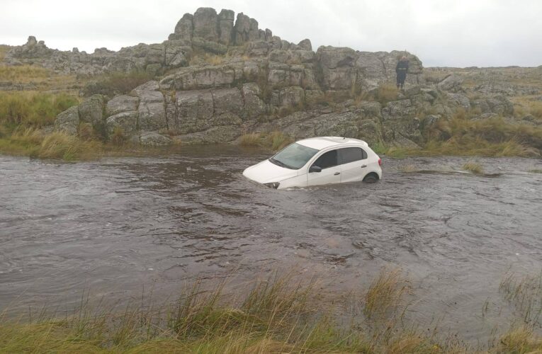 La Carolina: rescataron a un hombre y a su hijo tras ser arrastrado su auto por la crecida del Río Claro