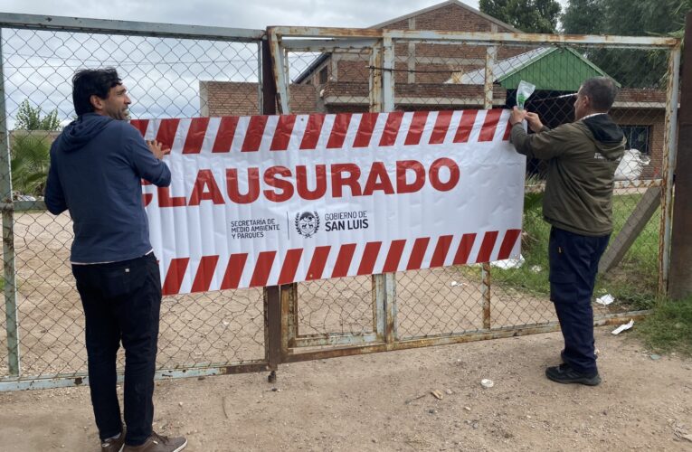 Inspectores ambientales clausuraron una recicladora clandestina