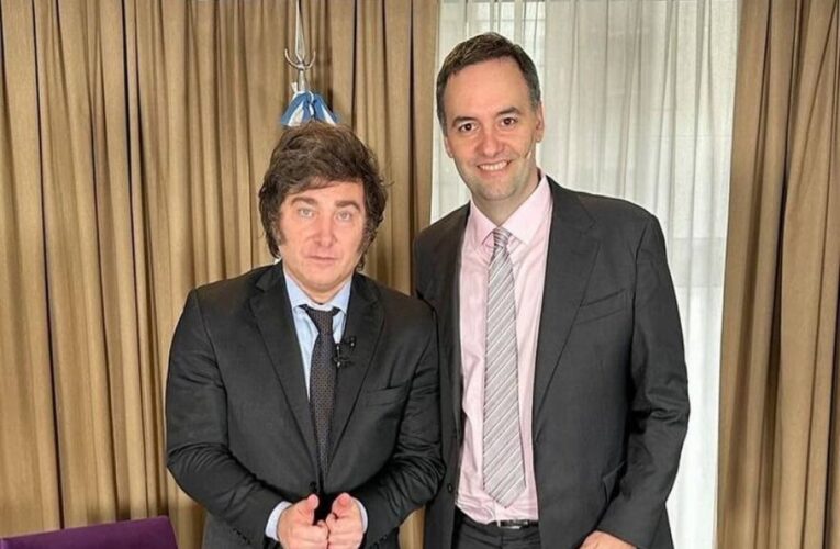 Una encuesta mostró que el 53,7% de los argentinos tiene una imagen negativa de Milei y el 73,6% pide la renuncia de Adorni