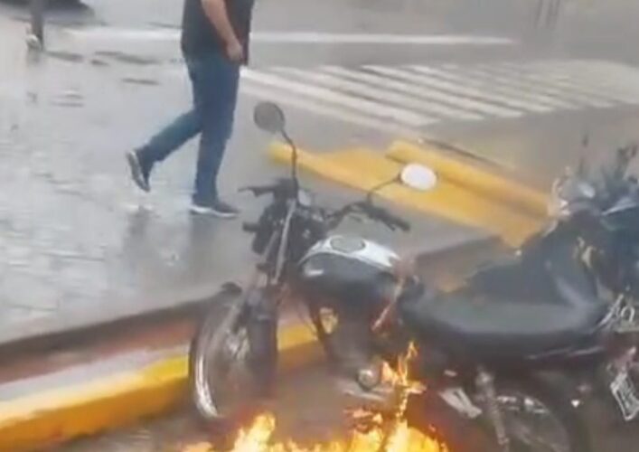 San Luis: demoraron a un sujeto que incendió su motocicleta para evitar que se la secuestren por una infracción