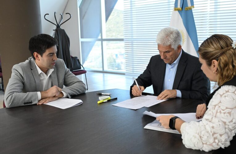 El Gobernador firmó el decreto para sumar una hora más de clase en escuelas de nivel Primario