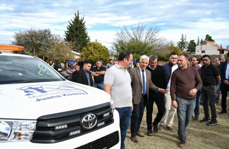 JUANA KOSLAY: El Gobernador acompañó al Intendente en el acto de renovación de una plaza y la presentación de camionetas de la flota municipal