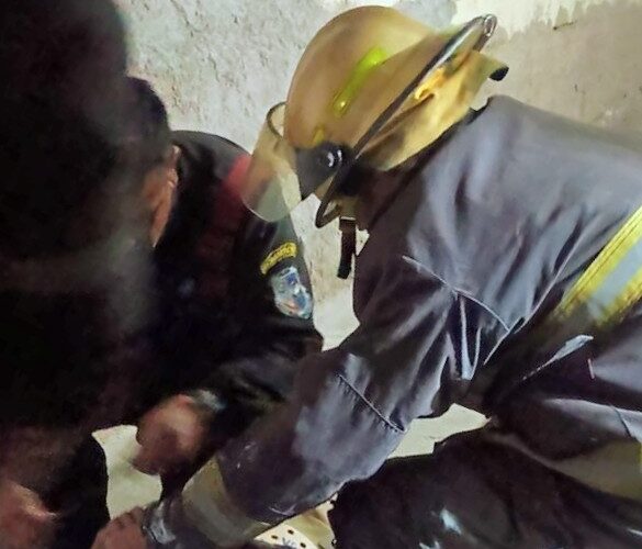 San Luis: rescataron a un hombre que cayó a un pozo tras producirse un socavón en un domicilio