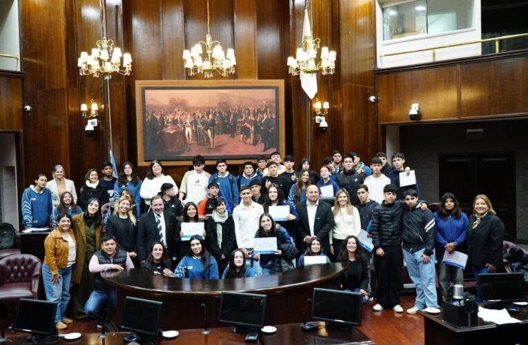 Alumnos de Nogolí fueron «Diputados por un día» y sesionaron en la Legislatura