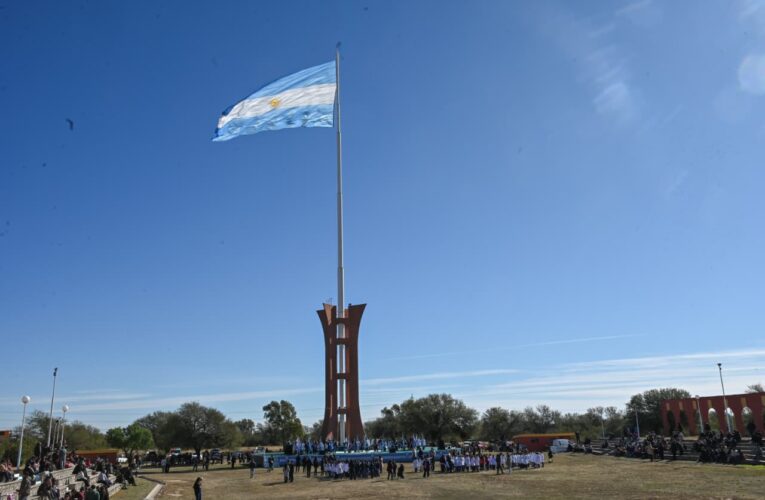 En Toro Negro, más de 200 estudiantes prometieron fidelidad al Pabellón Nacional