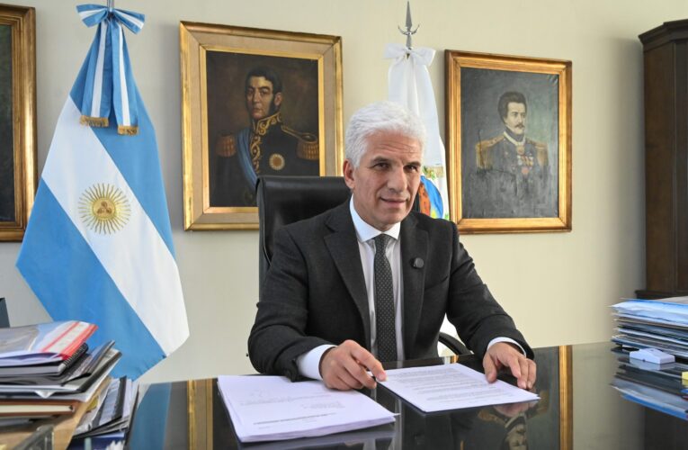 Poggi envió a la Legislatura el proyecto de Ley RIPEE y anunció un aumento salarial del 20%
