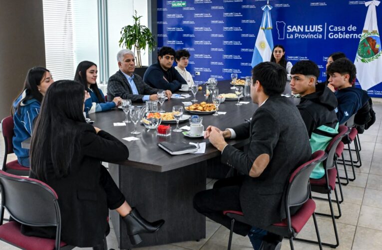 Estudiantes que recibirán la Beca al Mérito compartieron un desayuno con el Gobernador