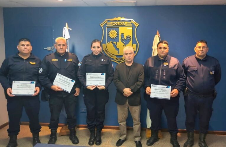 Reconocieron a efectivos policiales que le salvaron la vida a una bebé