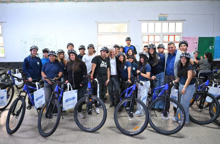 Nogolí recibió al gobernador Poggi con entrega de bicicletas TuBi y ejemplares del libro “Malvinas, El Legado”