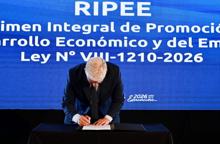 Junto a representantes de la industria, Poggi firmó el decreto de promulgación del RIPEE