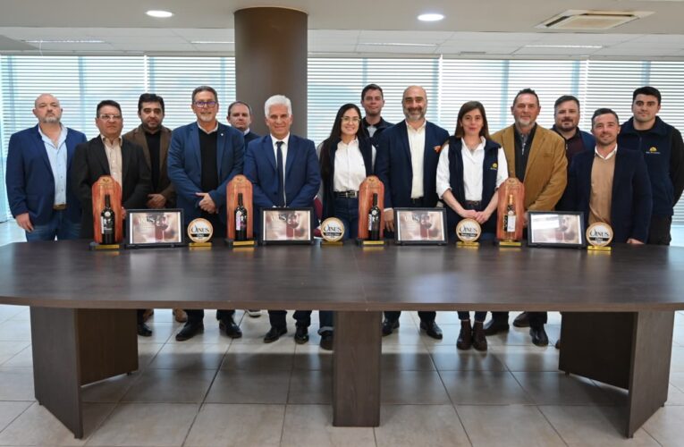 Poggi recibió a la delegación de Sol Puntano que fue distinguida internacionalmente por sus vinos
