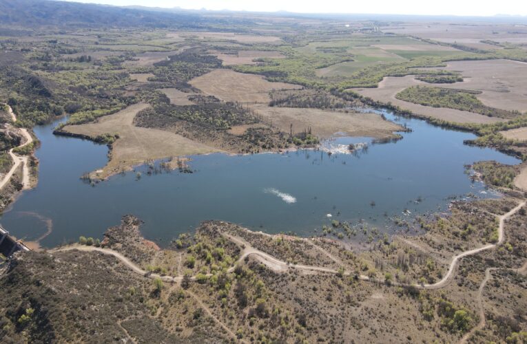 Por primera vez desde su creación, el dique La Estrechura comenzó a verter agua