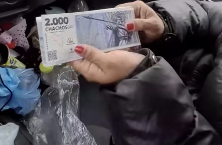 La influencer puntana «Chochi» viaja por La Rioja, cobró en «Chachos» y no pudo cargar combustible
