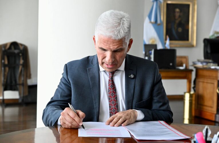 Poggi firmó el decreto que reglamenta el Régimen de Consorcios Camineros